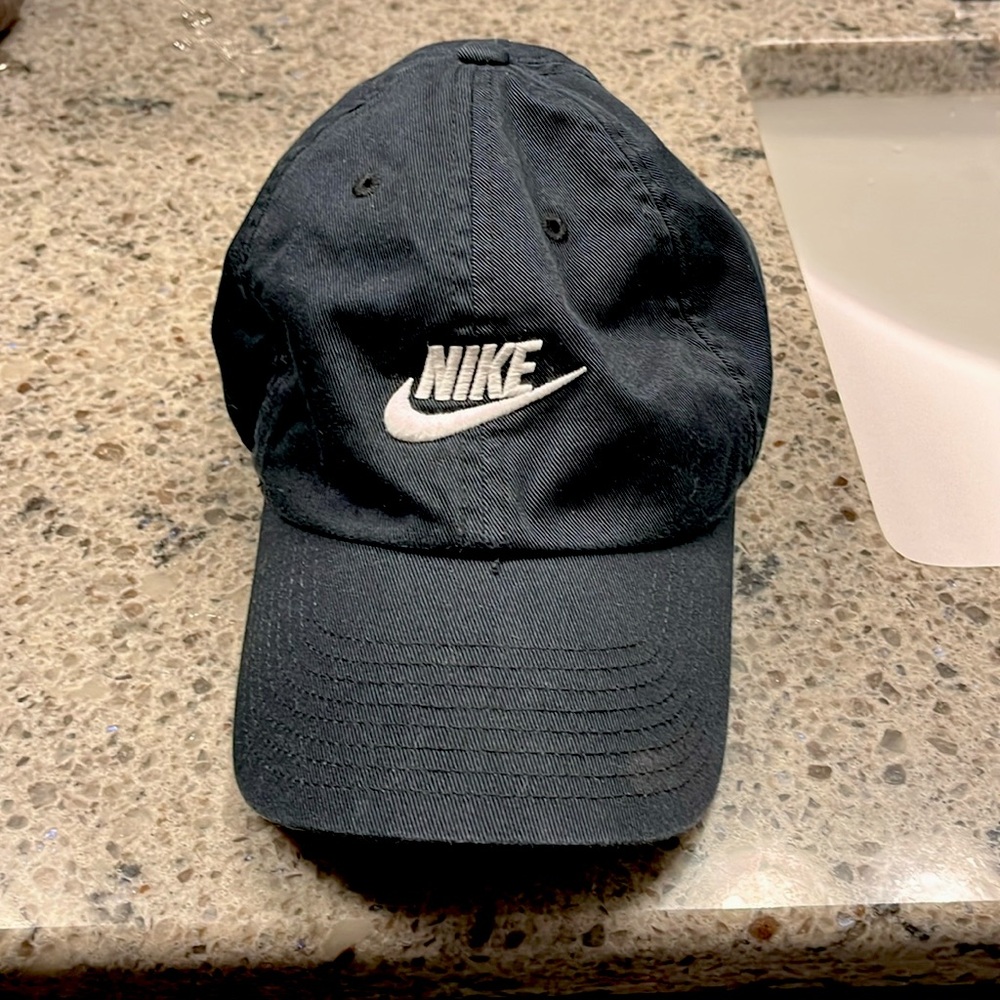 New w/o tags - Nike Unisex Adjustable 
Unstructured - size M/L

Smoke Free home